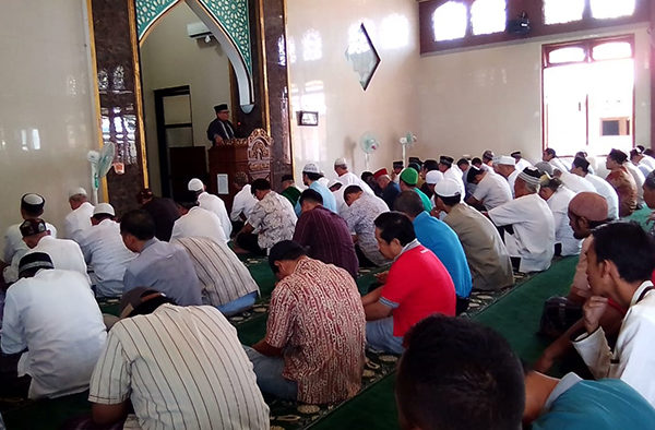 Khutbah jum'at dan berbagi makanan kepada jama'ah